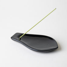 Load image into Gallery viewer, Incense Plate – Yukari Lotus Petal Black
